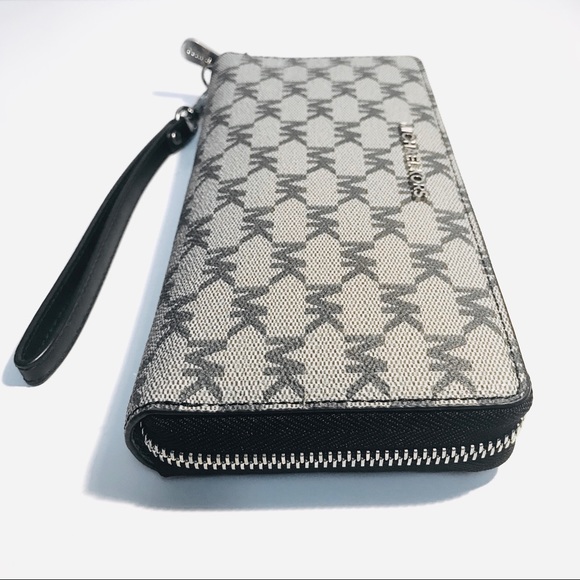 *SOLD* Authentic Michael Kors Travel Wallet - Picture 4 of 9